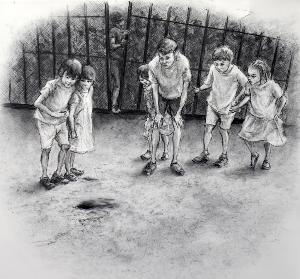 Dessin au fusain de Mathieu Clément représentant quatre enfants devant une grille, après une manifestation.