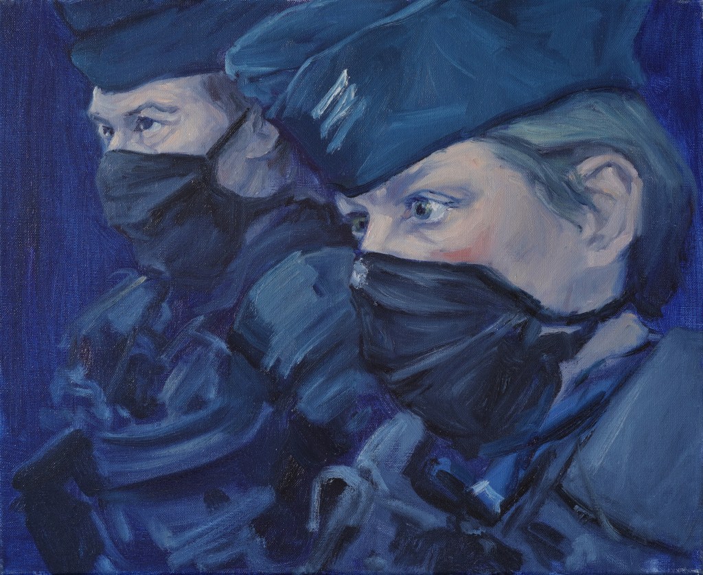 Peinture à l’huile de Mathieu Clément représentant deux policiers ou gendarmes masqués dans une gamme de bleus.