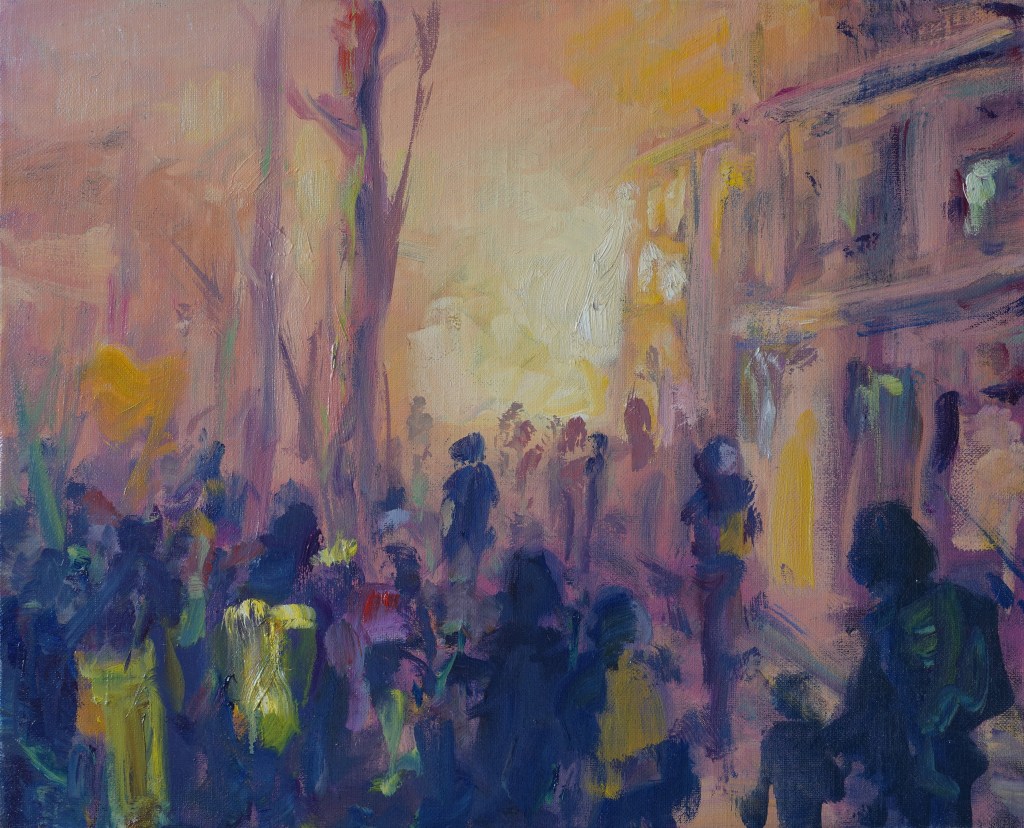 Peinture de Mathieu Clément montrant un rassemblement urbain de Gilets jaunes dans une palette pastel rose, violet et jaune.