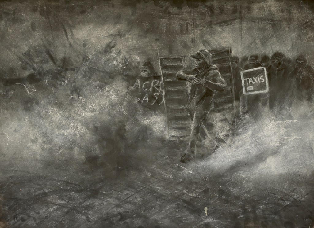 Dessin de Mathieu Clément représentant une foule de manifestants dans la fumée, à la craie blanche et au fusain sur papier noir.
