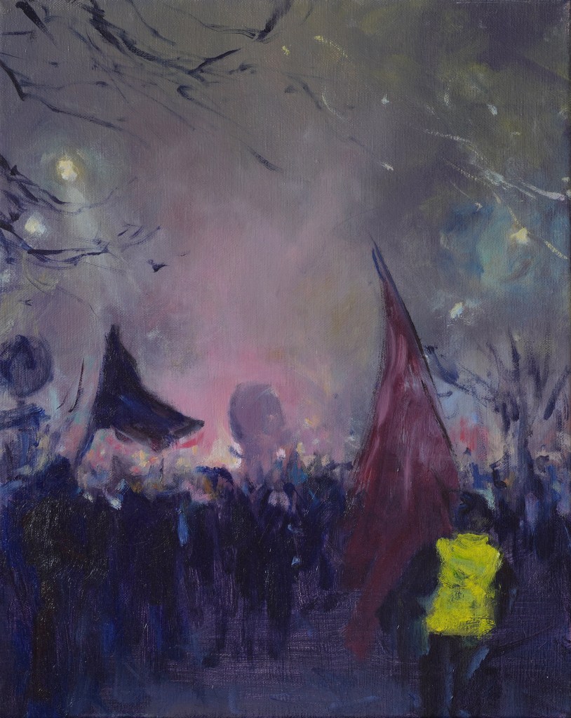 Peinture de Mathieu Clément représentant une foule de manifestants avec des drapeaux, dont une personne en gilet jaune, dans une ambiance violette et enfumée.