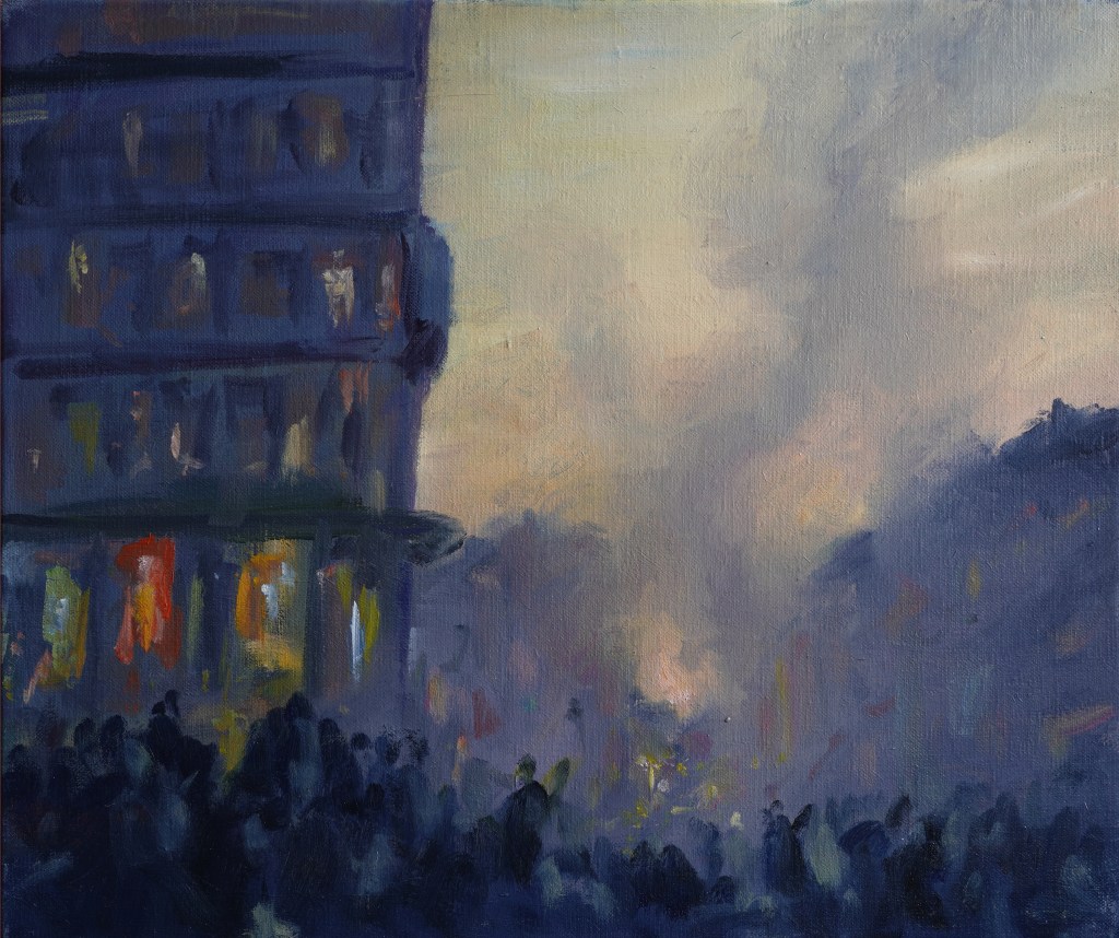 Peinture à l’huile de Mathieu Clément représentant des manifestants dans une rue parisienne, des façades et une fumée gris bleuté.