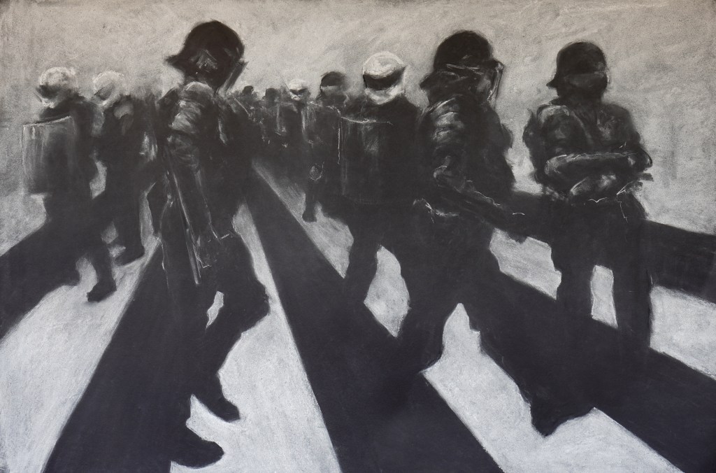 Dessin de Mathieu Clément réalisé à la craie blanche sur papier noir autour des forces de l’ordre en manifestation.