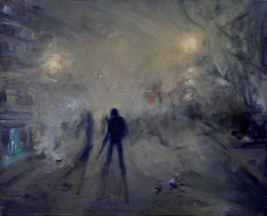 Peinture grise et brumeuse de Mathieu Clément représentant une silhouette au milieu d’une rue enveloppée de fumée.