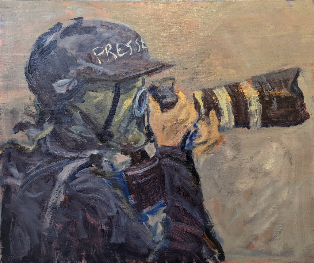 Peinture de Mathieu Clément montrant deux photographes ou membres de la presse portant casque et appareil photo dans une manifestation.